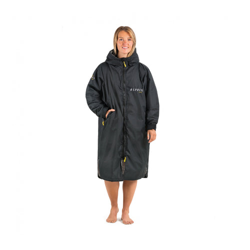 A long changing robe in black with a full length zip and front pocket. It features a high-neck collar and a hood and has the Osprey logo on the left chest.