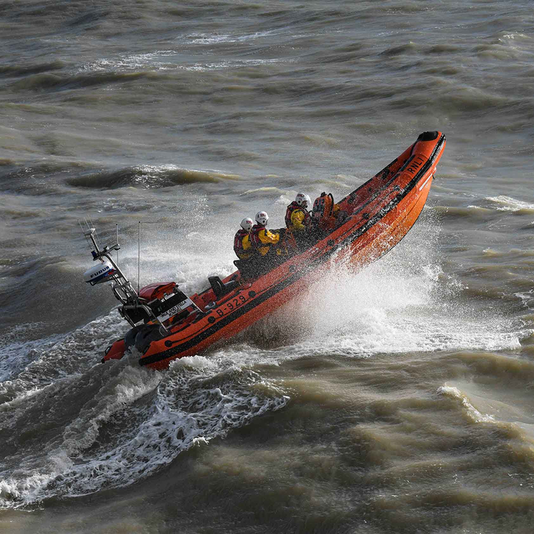  <p>When the days are<br/>longer, our volunteer<br/>lifesavers <em>give extra</em></p> 